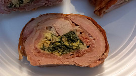 Roláda z panenky se šunkou, sýrem a špenátem