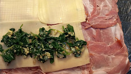 Roláda z panenky se šunkou, sýrem a špenátem