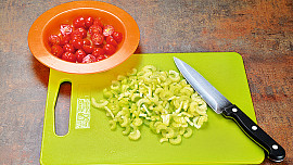 Salát s tuňákem a řapíkatým celerem