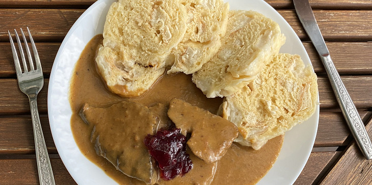 Svíčková hovězí z trouby podle rodinného receptu (Výborná omáčka - slova dětí)