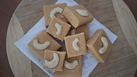 Besan barfi (indický dezert z cizrnové mouky)
