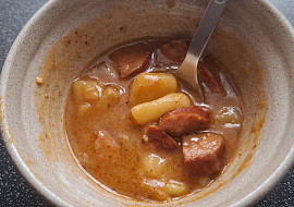 Bramborový guláš - buřtguláš