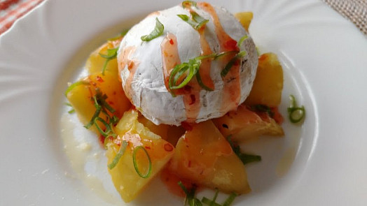 Camembert s bramborem z mikrovlnné trouby