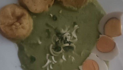 Hrášková omáčka s vajíčkem a paloučkovým knedlíkem ( pro diabetiky)