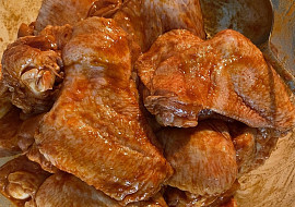 Pečená kuřecí křídla se sýrovým dipem, bramborami a paprikou (Marinování)