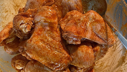 Pečená kuřecí křídla se sýrovým dipem, bramborami a paprikou, Marinování