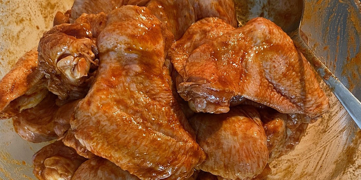 Pečená kuřecí křídla se sýrovým dipem, bramborami a paprikou (Marinování)