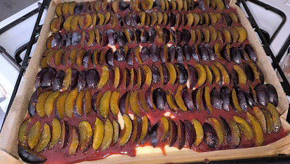 Rychlý švestkový koláč, těsto omáčka a pokládané odpeckovane švestky