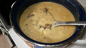 Bramborová polévka s houbami nakyselo