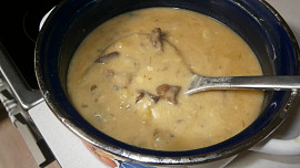 Bramborová polévka s houbami nakyselo