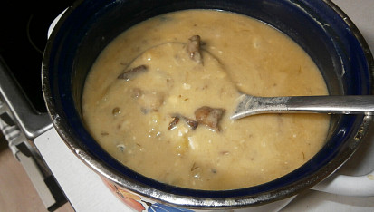 Bramborová polévka s houbami nakyselo