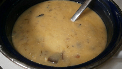 Bramborová polévka s houbami nakyselo