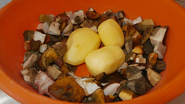 Bramborová polévka s houbami nakyselo