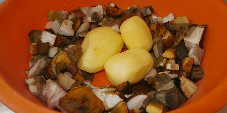 Bramborová polévka s houbami nakyselo