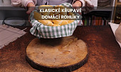 Klasické křupavé domácí rohlíky
