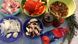 Kousky vepřové krkovice na houbách a zelenině