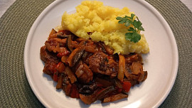 Kousky vepřové krkovice na houbách a zelenině