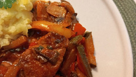 Kousky vepřové krkovice na houbách a zelenině