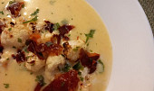 Květáková polévka se zeleninou, smetanou a parmezánem