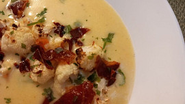 Květáková polévka se zeleninou, smetanou a parmezánem