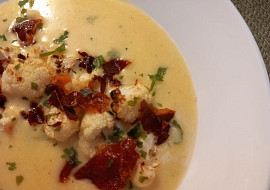 Květáková polévka se zeleninou, smetanou a parmezánem