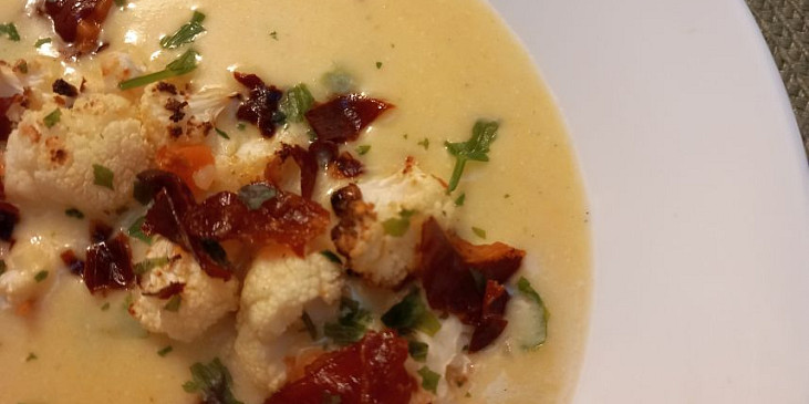 Květáková polévka se zeleninou, smetanou a parmezánem