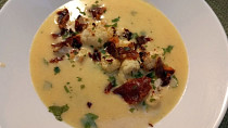 Květáková polévka se zeleninou, smetanou a parmezánem