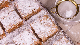 Mrkvový koláč s ořechy a skořicí - šťavnatý