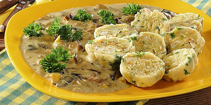 Petrželkové knedlíky s houbovkou