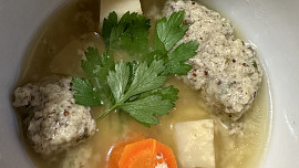 Polévka s játrovými knedlíčky