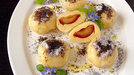 Tvarohové knedlíky se švestkami