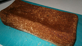 Makový chlebíček se švestkami