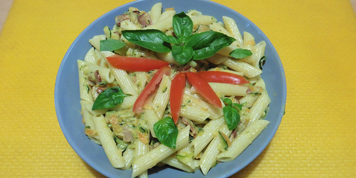 Penne se zeleninou a slaninou