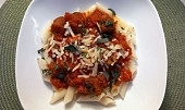 Salsiccia v rajčatové omáčce s krátkými penne