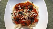 Salsiccia v rajčatové omáčce s krátkými penne
