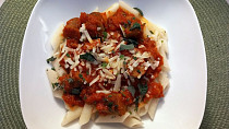 Salsiccia v rajčatové omáčce s krátkými penne