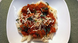 Salsiccia v rajčatové omáčce s krátkými penne