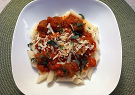 Salsiccia v rajčatové omáčce s krátkými penne
