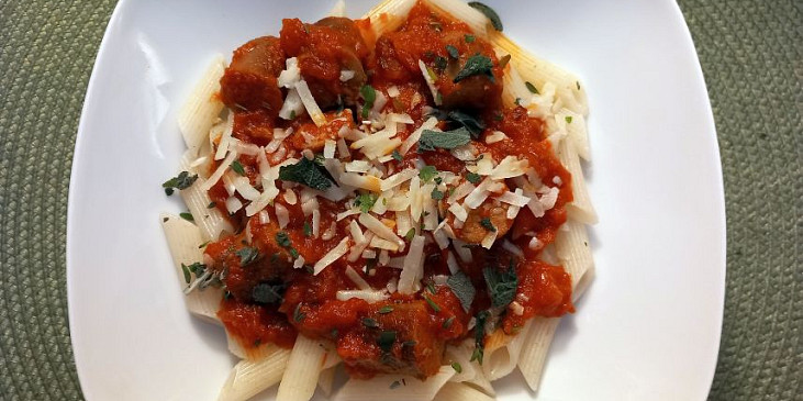 Salsiccia v rajčatové omáčce s krátkými penne