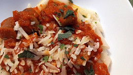 Salsiccia v rajčatové omáčce s krátkými penne
