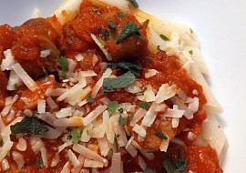 Salsiccia v rajčatové omáčce s krátkými penne