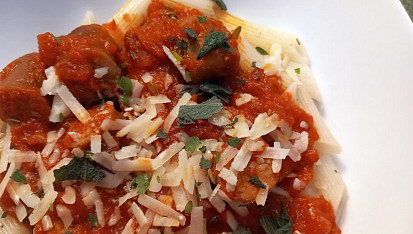 Salsiccia v rajčatové omáčce s krátkými penne
