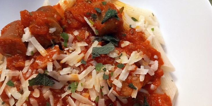 Salsiccia v rajčatové omáčce s krátkými penne