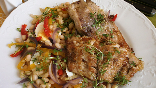 Smažený kapr s fazolovým salátem