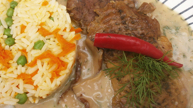 Vepřové plátky na hříbkách s koprem