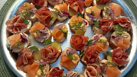 Jednohubky s lososem a se španělskou sušenou šunkou