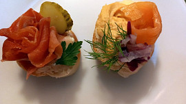 Jednohubky s lososem a se španělskou sušenou šunkou