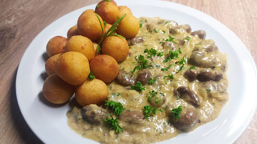 Králičí ledvinky v rozmarýnovo-smetanové omáčce