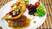 Vepřový steak s hruškou