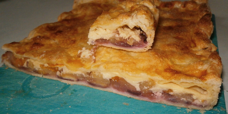 Listové řezy s pudinkem, piškoty a broskvemi